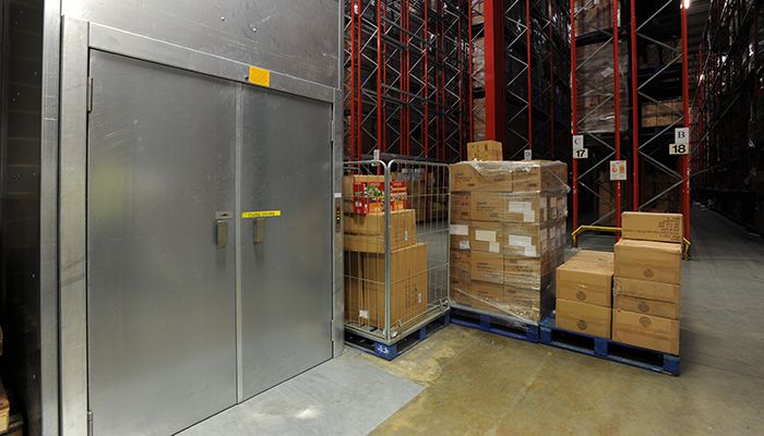 Closed goods lift used in a warehouse environment