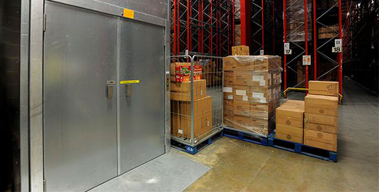 Closed goods lift used in a warehouse environment